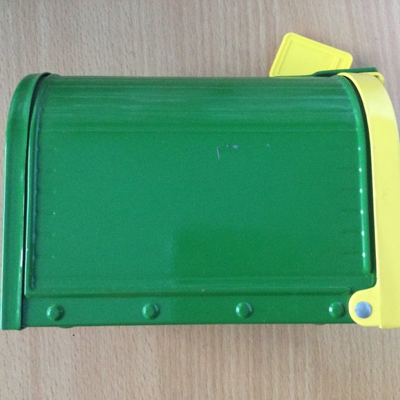 John DEERE green Mailbox figurine coin bank yellow flag metal - Picture 4 of 5